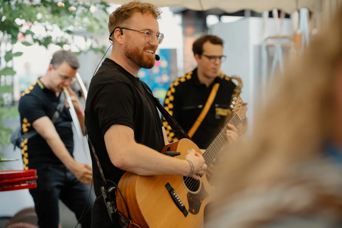 Sommerfest mit Musik4Friends, Gruppenfoto bei fröhlicher Feier.